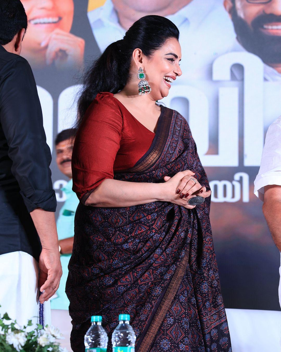 Hot and sexy photos| Shweta Menon looking very glamorous photos