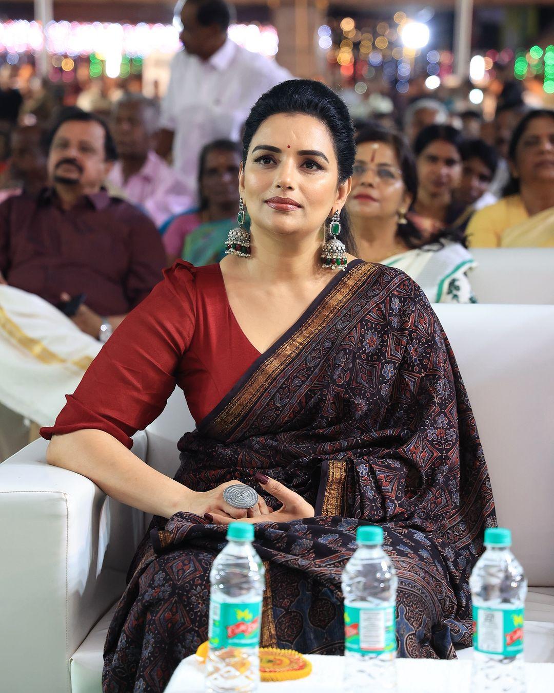 Looking glamorous photos | Shweta Menon looking very glamorous photos
