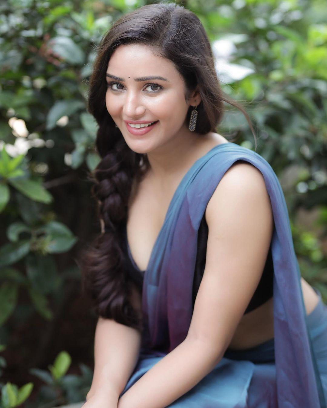 Telugu actress photos| Simran Gupta in saree navel hot photoshoot