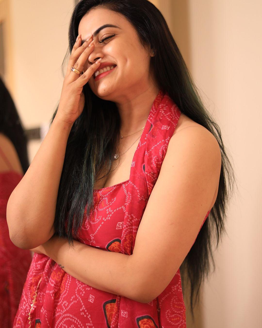 Glamorous and sexy stills| Farina Azad exclusive hot and sexy photoshoot