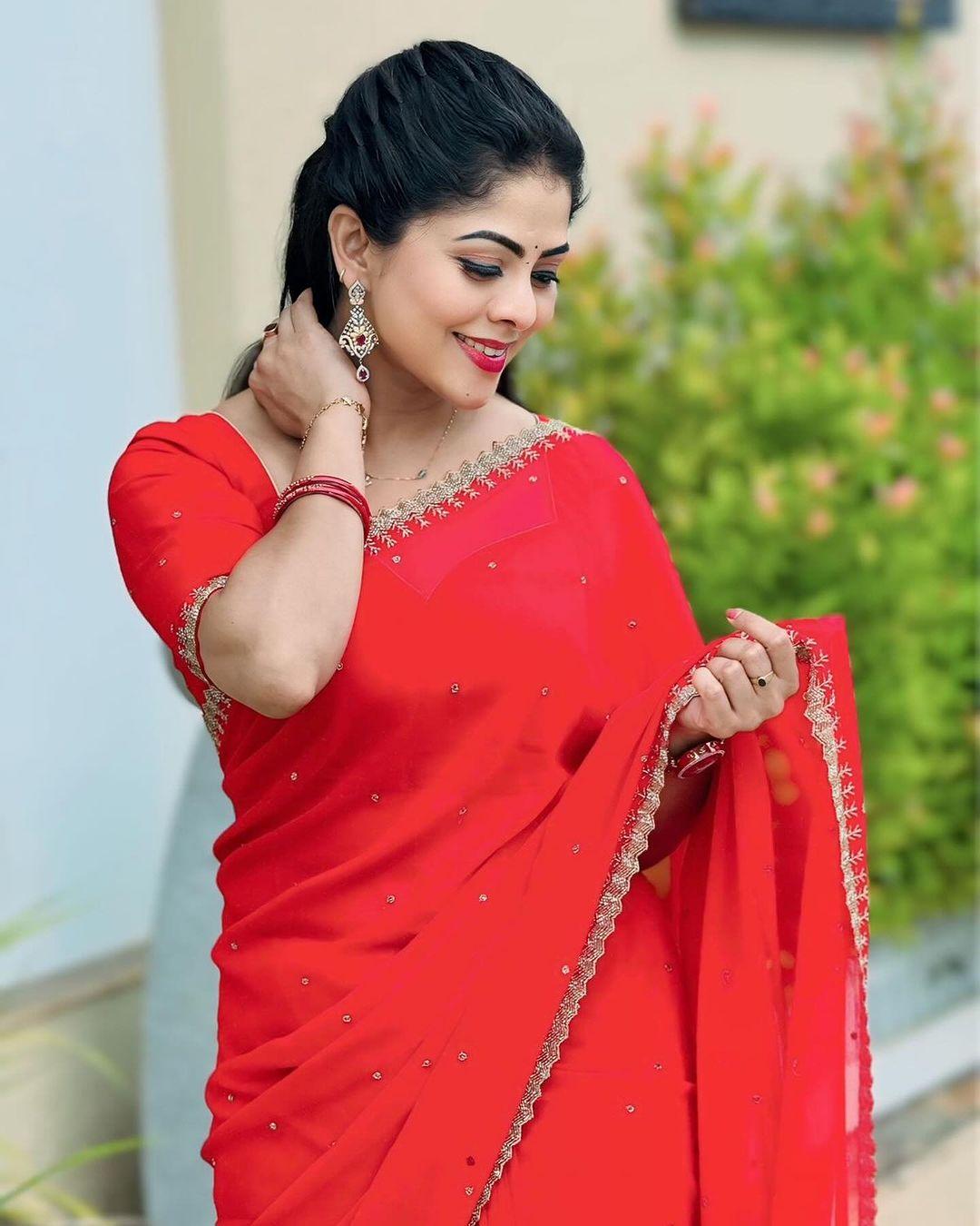 Sexy actress photos| Sharmitha Gowda in red saree hot photos gallery
