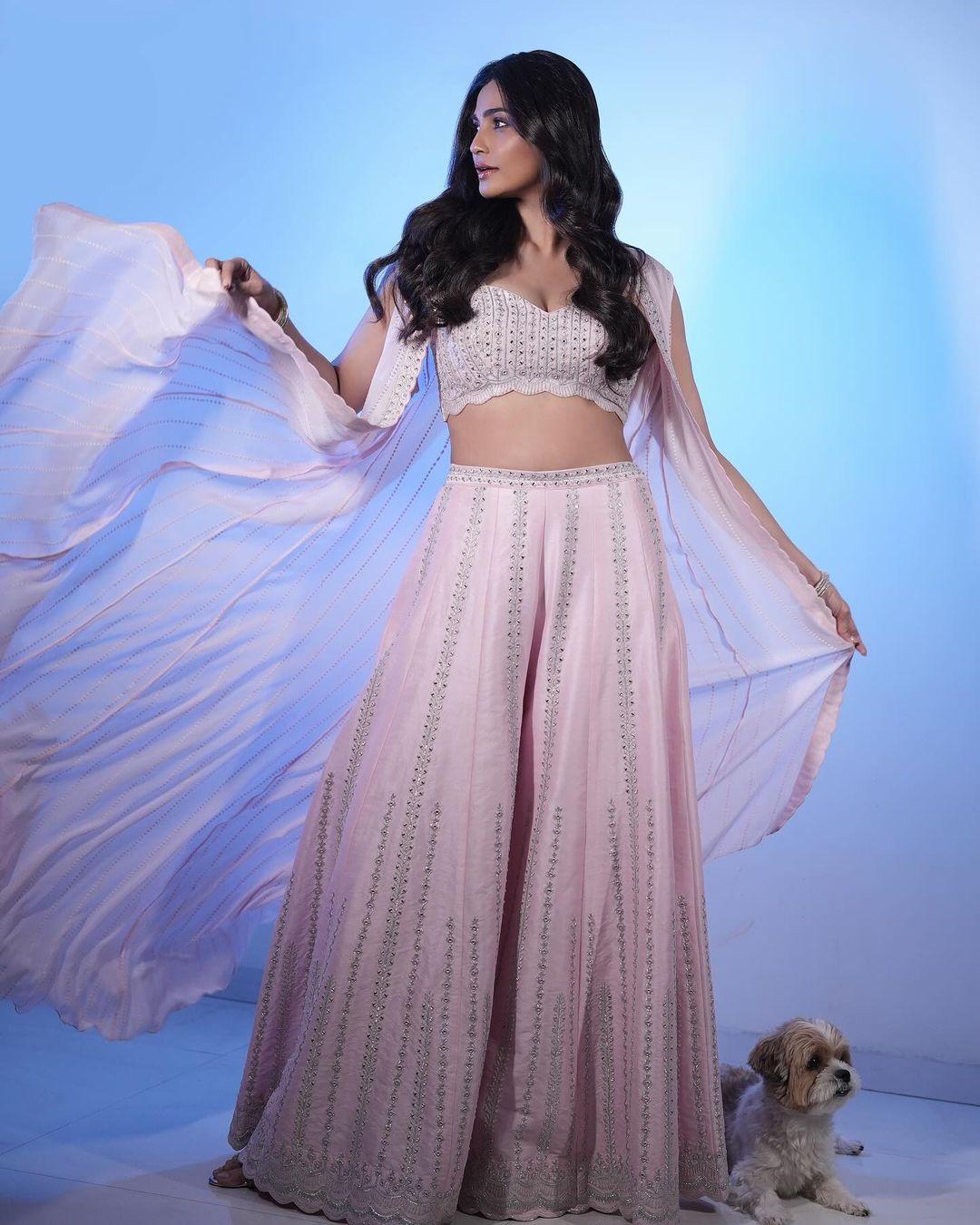 Beautiful and cute stills| Daisy Shah looking very glamorous and cute stills