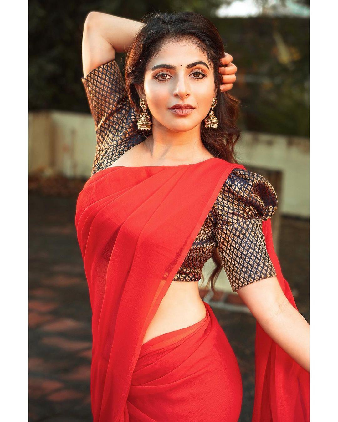 Beautiful and cute stills| iswarya menon in red saree exclusive hot photos