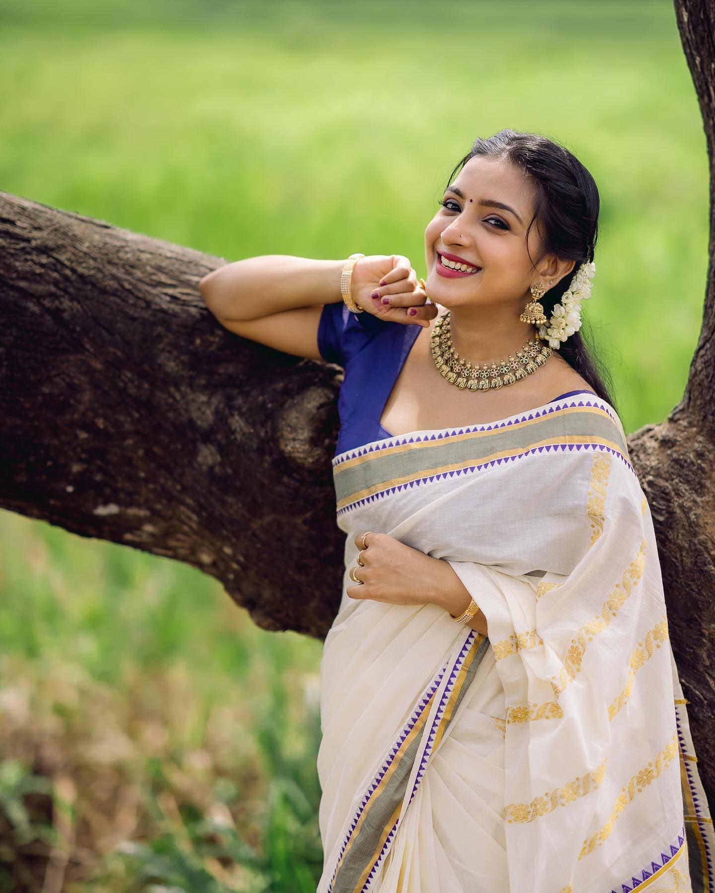 Exclusive hot photos | Alphy Panjikaran exclusive hot navel photos