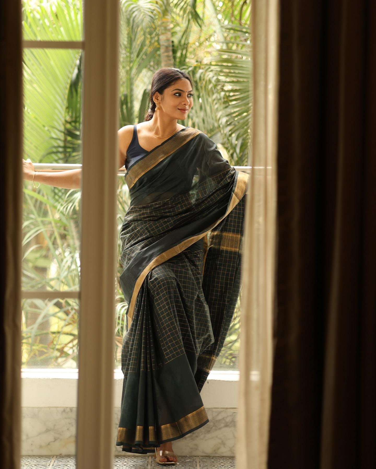 South Indian actress photos| Shruthi Reddy exclusive saree hot photos gallery