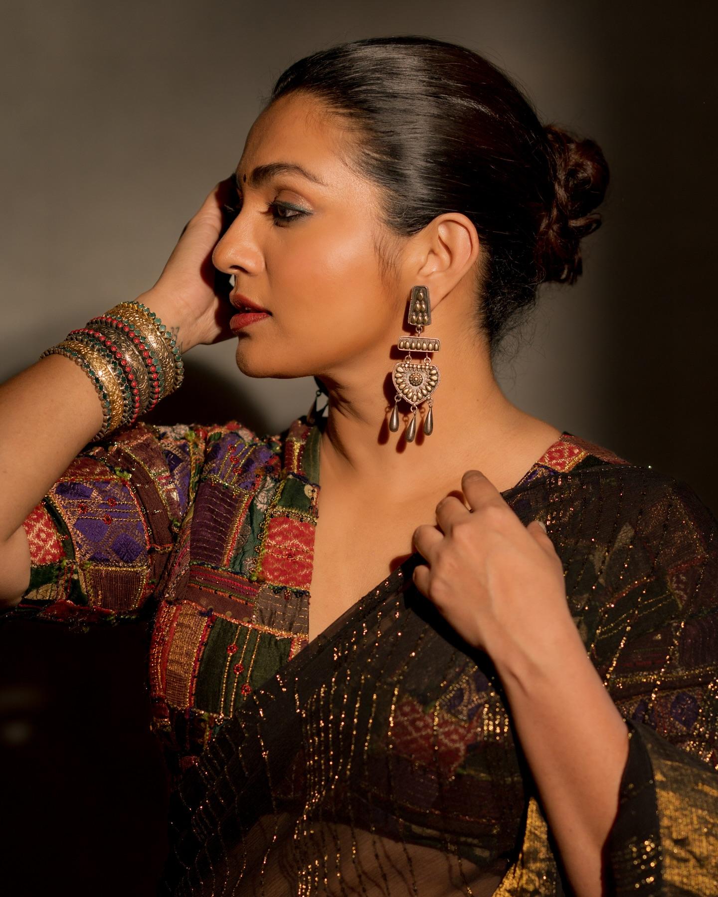 South Indian actress photos| Parvathy Thiruvothu exclusive sarees hot photos gallery